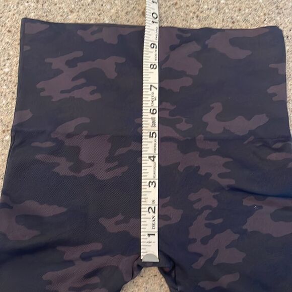 SPANX Look At Me Now Camo Leggings - Picture 6 of 11
